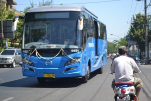 Bus Mulai Jalan Setelah Berhenti di Halte Pasar Larangan